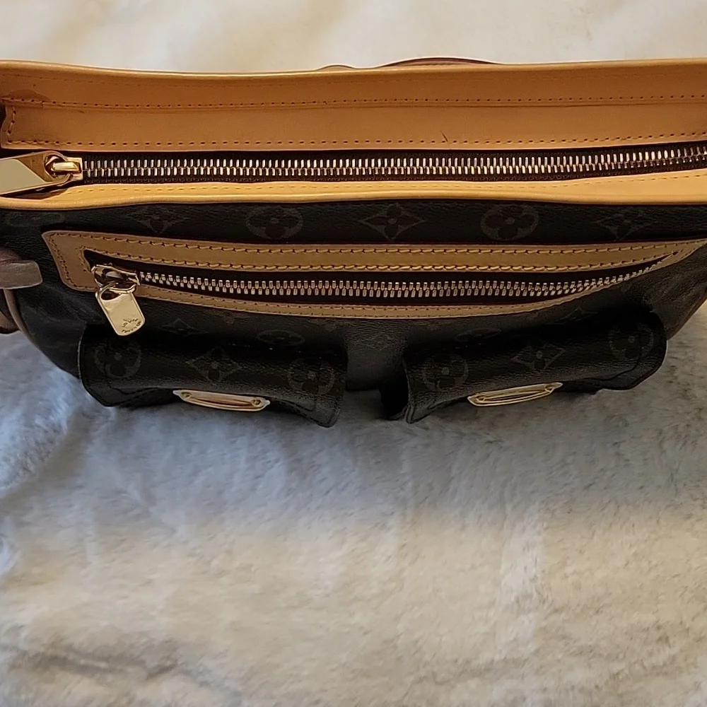 Louis Vuitton Hudson Crossbody Bag - Picture 6 of 16